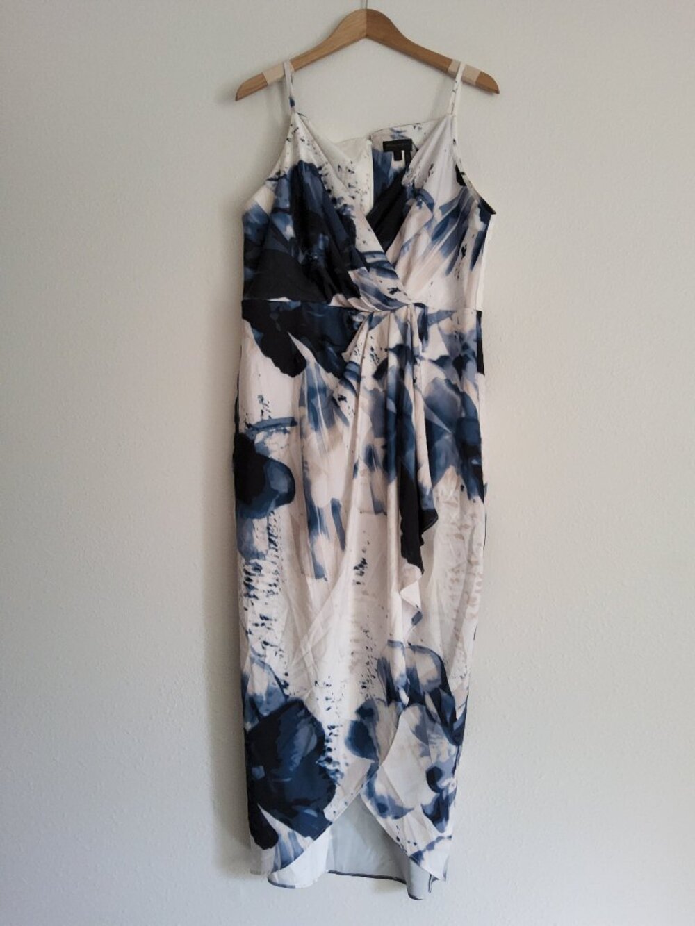 NEW  Donna Karan Classy Floral Maxi Dress slimming  Blue and White Size 12